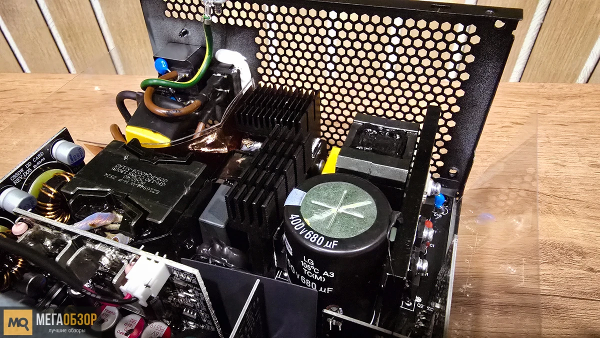 внутренняя часть XPG CORE REACTOR II VE 850