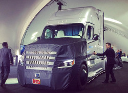 Первый роботизированный грузовик получил лицензию в США 