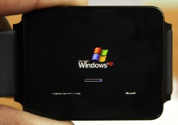 Энтузиаст запустил Windows XP на LG G Watch