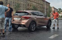 Infiniti Q30 катается по Праге