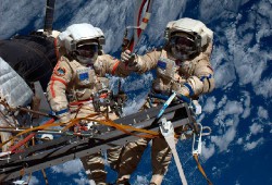 Космонавты вернулись на МКС после пяти часов работы в открытом космосе