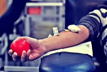 Постоянные доноры крови живут дольше, рассказали ученые