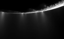 Уникальное фото освещенной половины Энцелада опубликовала НАСА