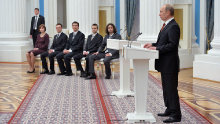 Путин вручил молодым ученым премии в области науки 