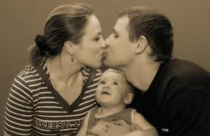 Ученые призывают родителей целоваться при детях