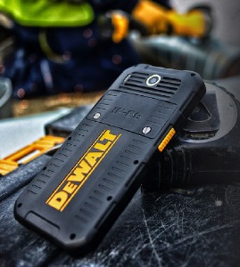 Представлен защищенный смартфон Dewalt MD 501 с беспроводной зарядкой