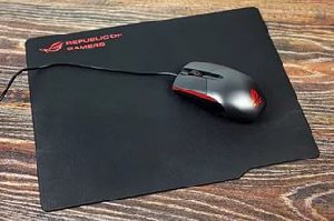 Коврик Asus ROG Sheath весит 695грамм