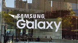 В Москве разместили рекордно большую светодиодную рекламу смартфона Samsung Galaxy S7 edge