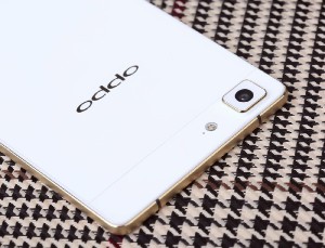 Компания Oppo представила смартфон F1 Plus FC Barcelona Edition