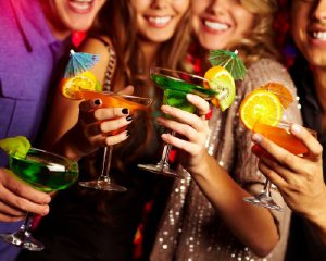 Ученые выяснили, как алкоголь влияет на счастье человека