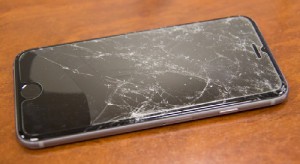 Разбился экран у iPhone - что делать?